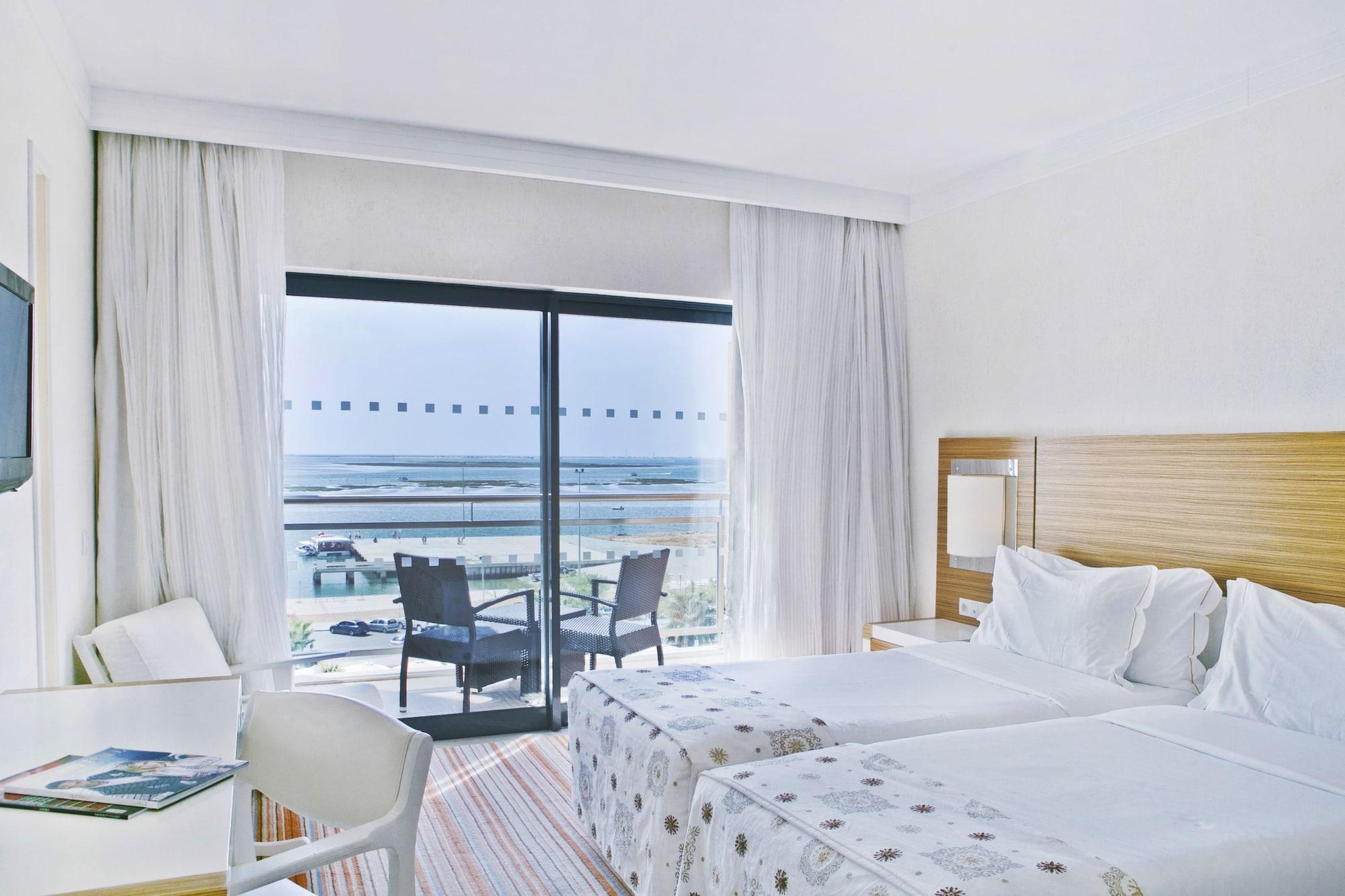 레알 마리나 호텔 앤 스파 오양 외부 사진 A room at the hotel