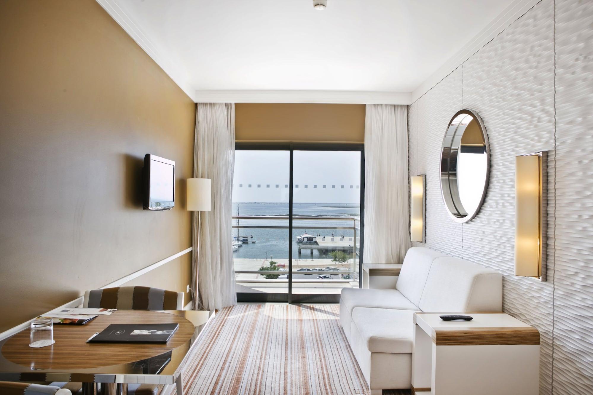 레알 마리나 호텔 앤 스파 오양 외부 사진 A room at the hotel