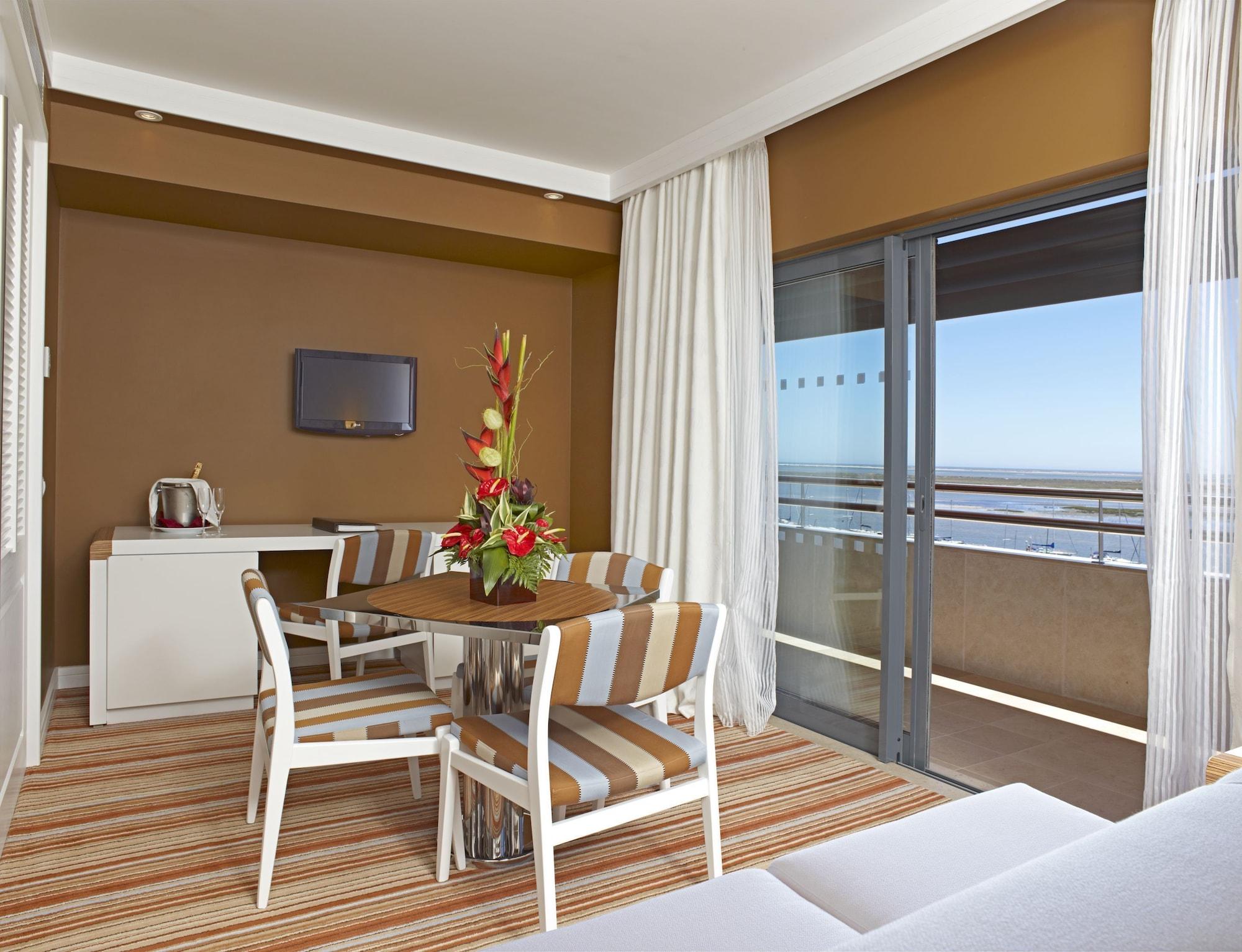 레알 마리나 호텔 앤 스파 오양 객실 사진 A typical suite