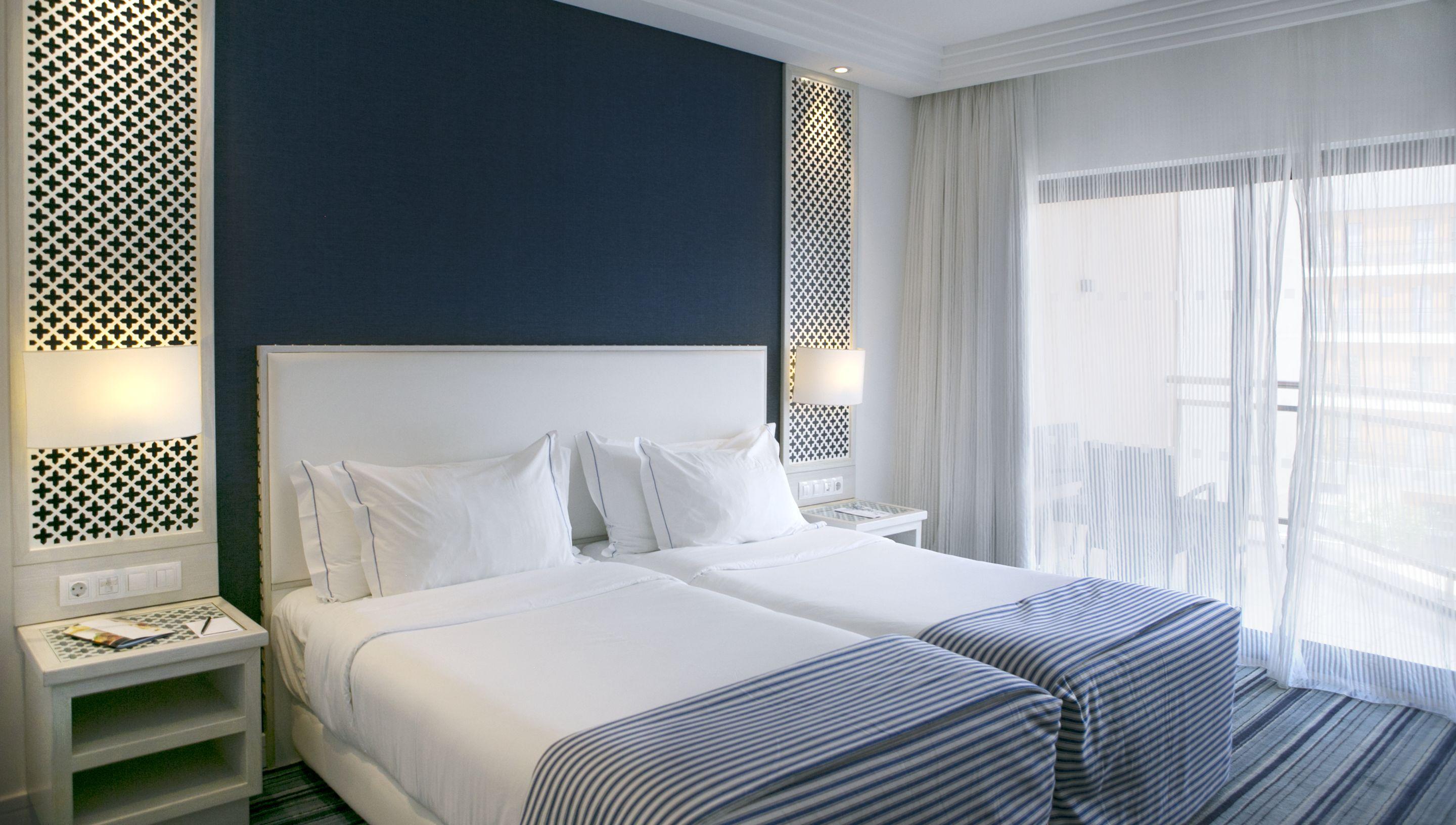 레알 마리나 호텔 앤 스파 오양 외부 사진 A bedroom at the hotel