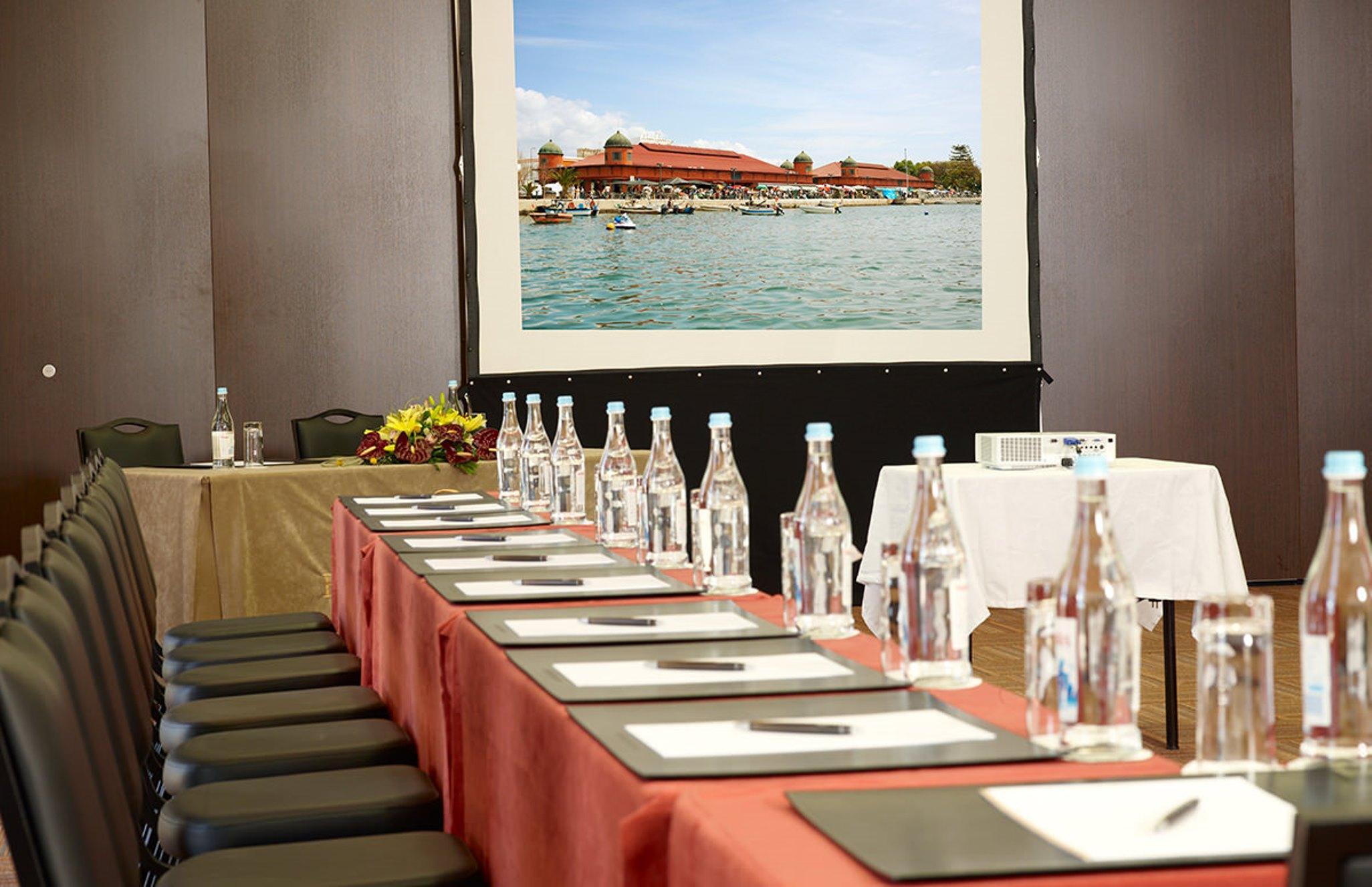 레알 마리나 호텔 앤 스파 오양 외부 사진 A projection screen in a meeting room