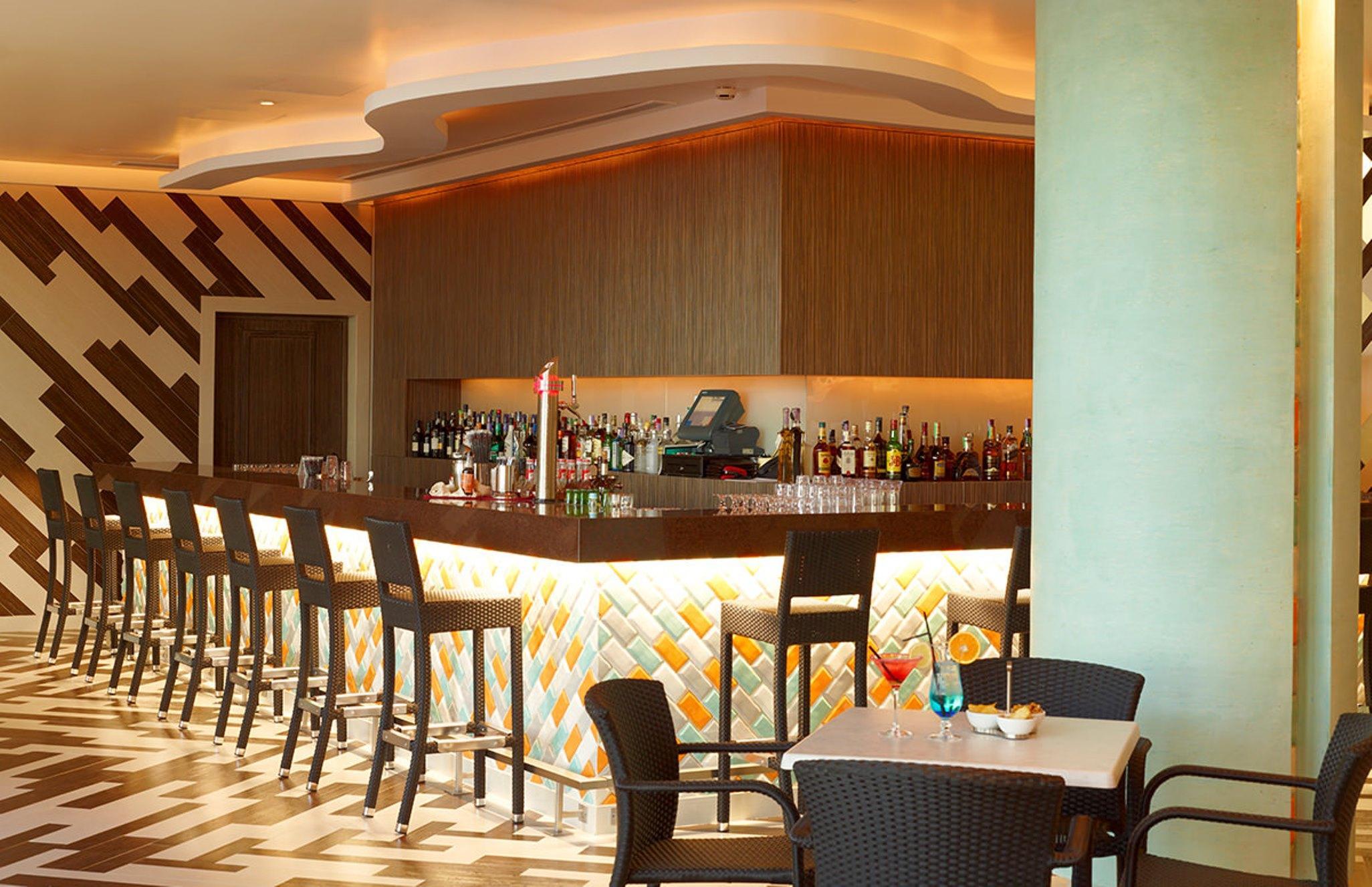 레알 마리나 호텔 앤 스파 오양 외부 사진 The bar at the hotel