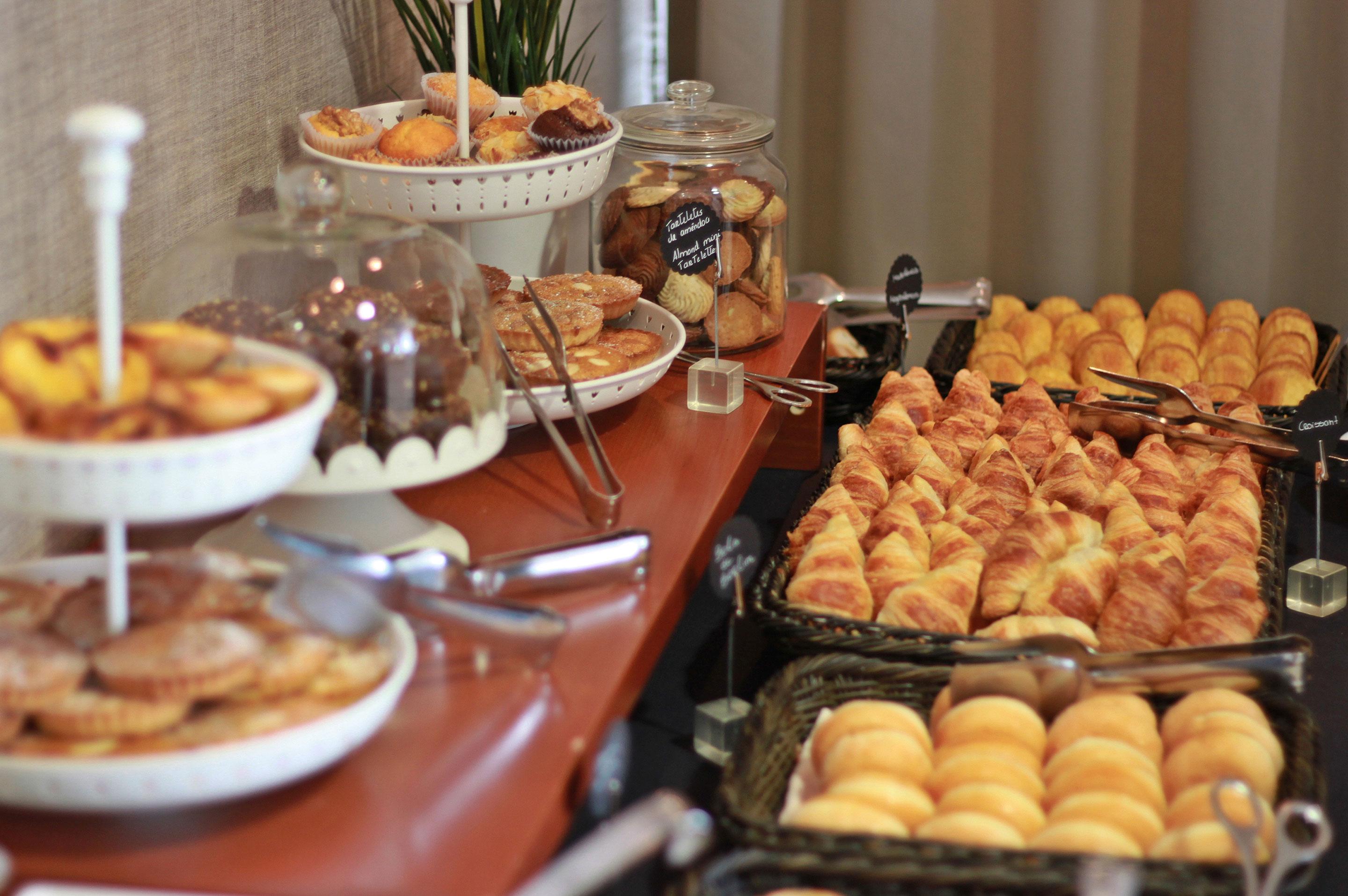 레알 마리나 호텔 앤 스파 오양 외부 사진 A selection of pastries