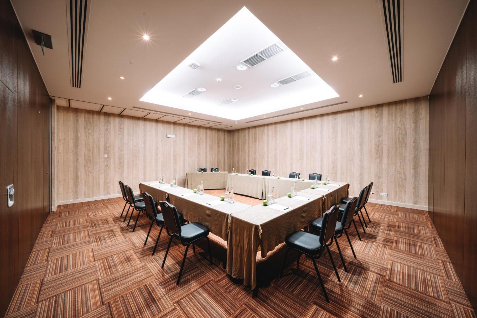 레알 마리나 호텔 앤 스파 오양 외부 사진 Meeting room