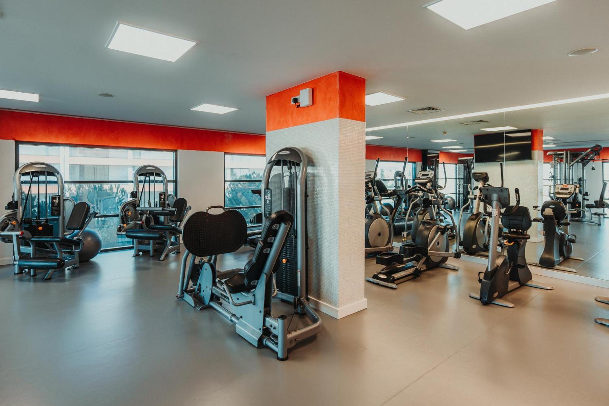 레알 마리나 호텔 앤 스파 오양 외부 사진 The gym at the University of Roehampton