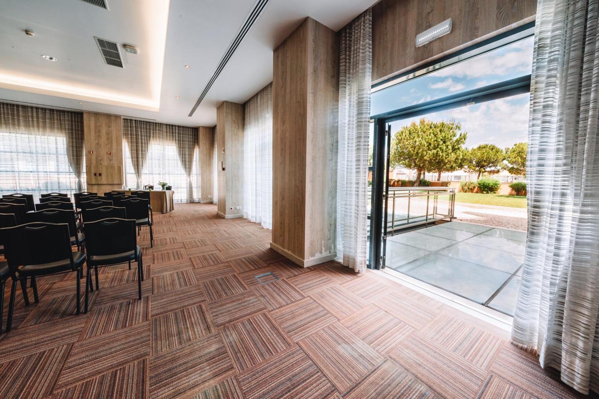 레알 마리나 호텔 앤 스파 오양 외부 사진 The interior of the hotel