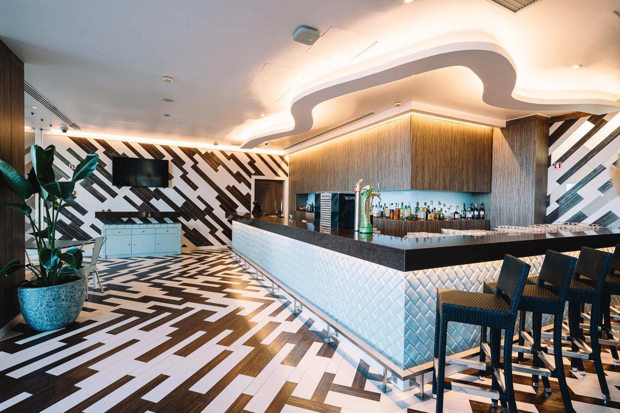 레알 마리나 호텔 앤 스파 오양 외부 사진 The bar at the lounge