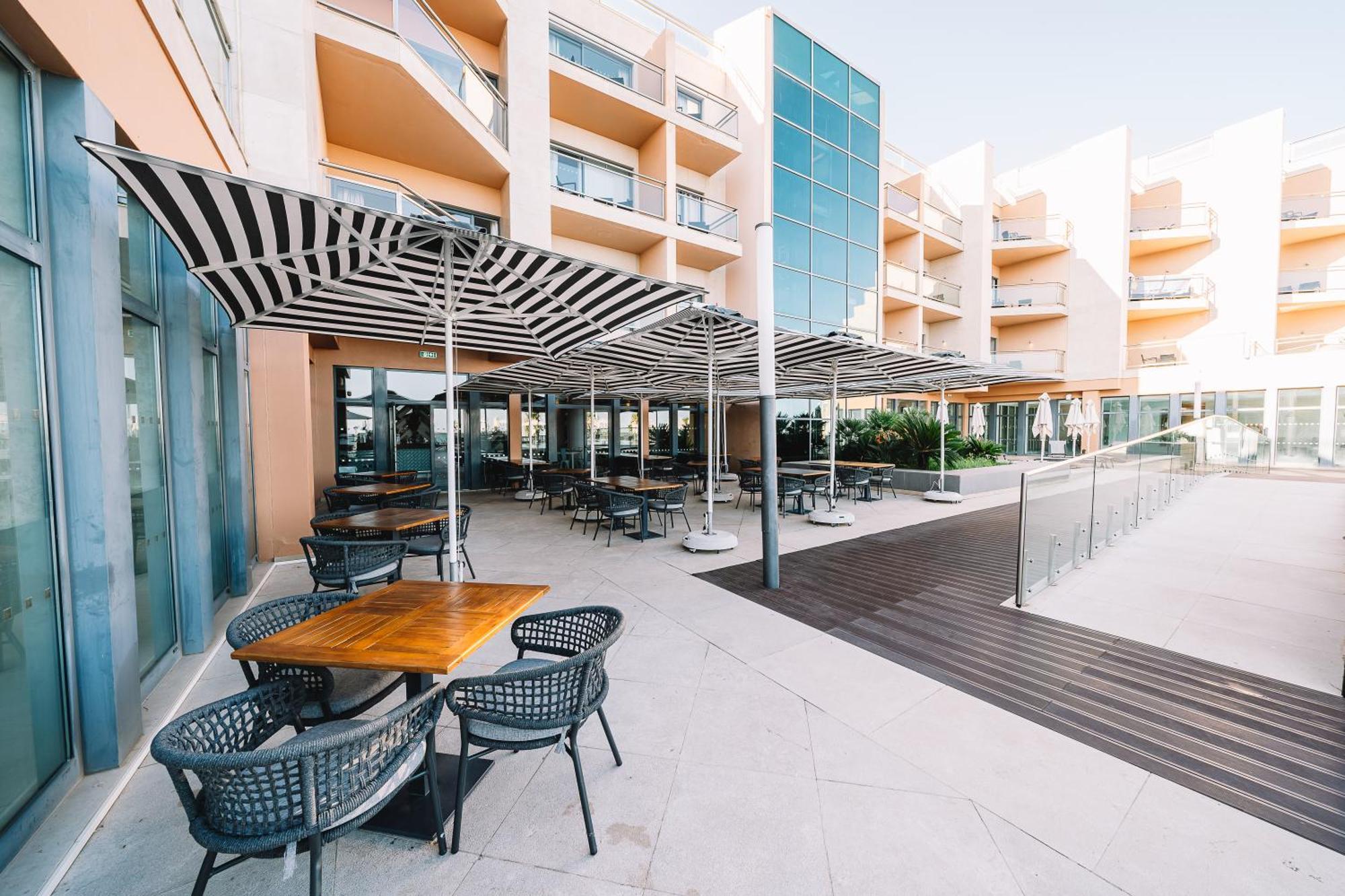 레알 마리나 호텔 앤 스파 오양 외부 사진 The hotel's pool deck