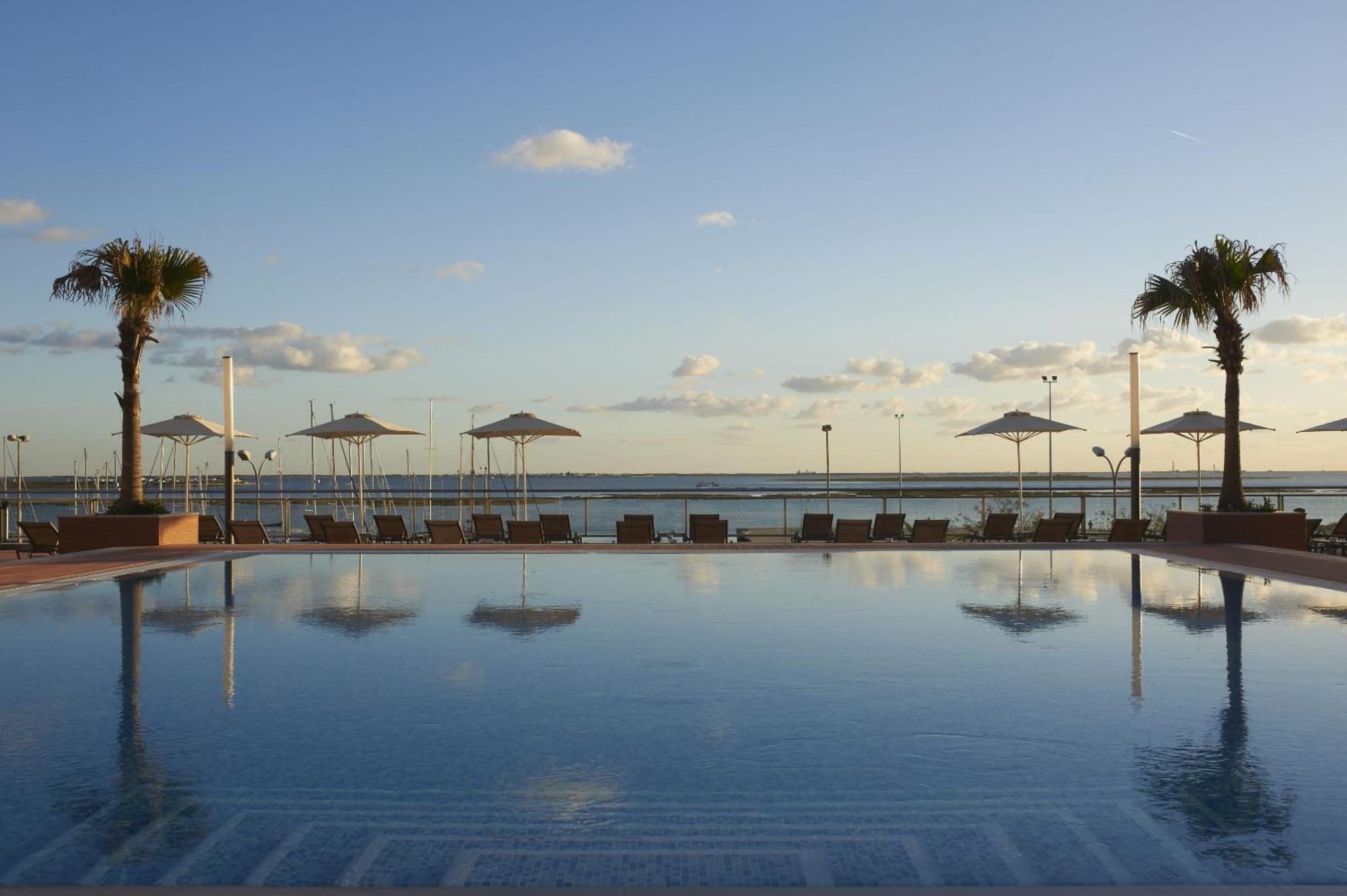 레알 마리나 호텔 앤 스파 오양 외부 사진 View of the pool at the hotel