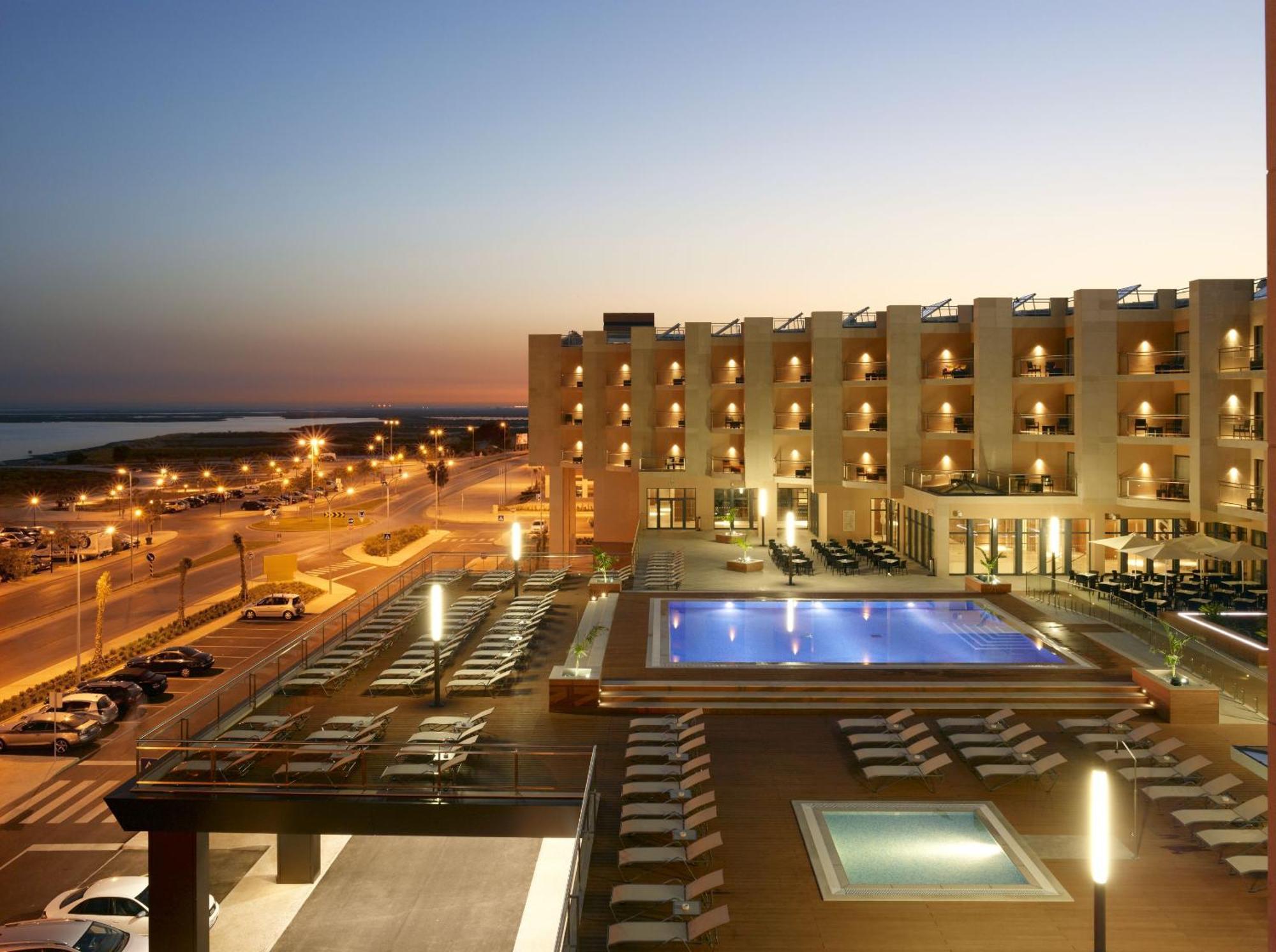 레알 마리나 호텔 앤 스파 오양 외부 사진 The hotel at night